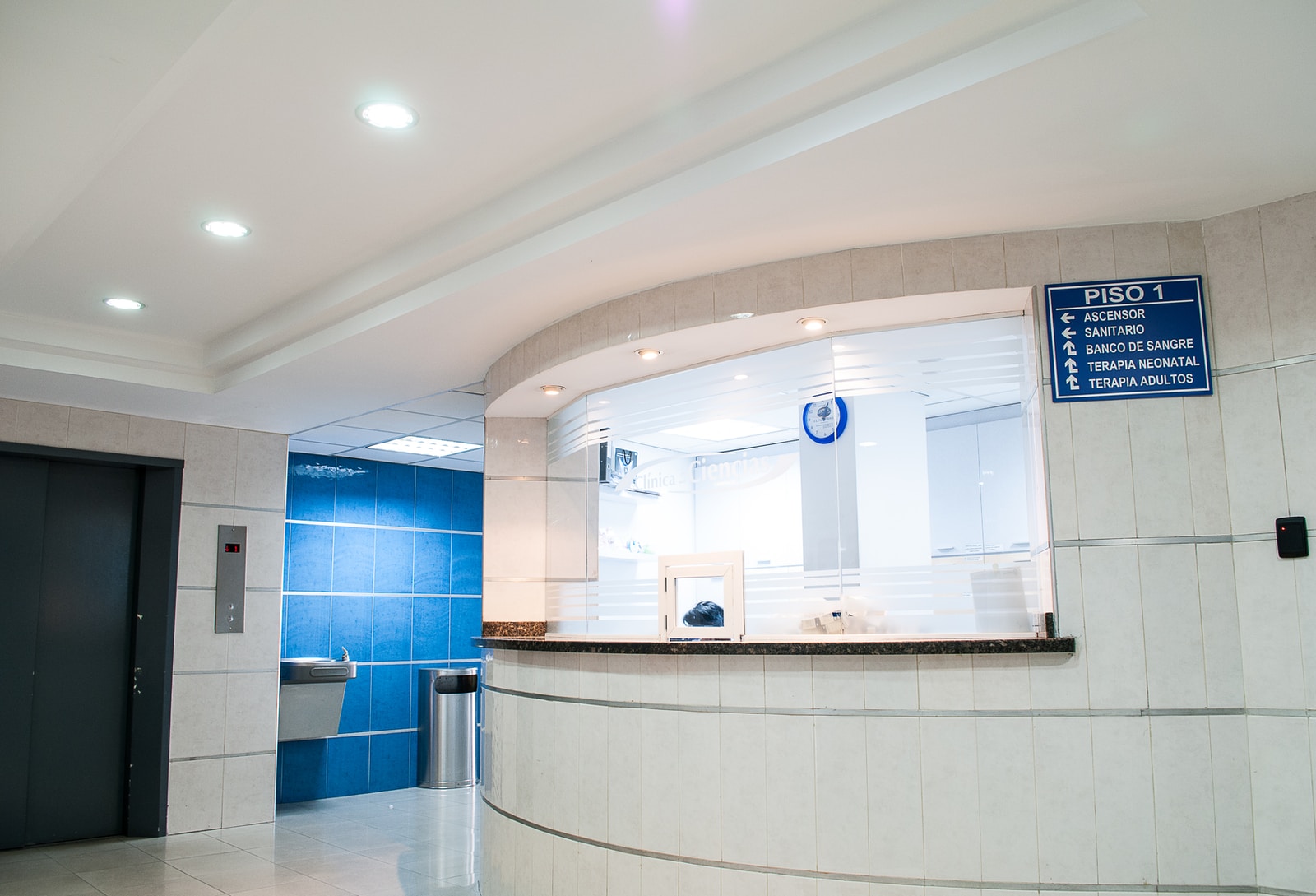Photo by Martha Dominguez de Gouveia white concrete counter stand